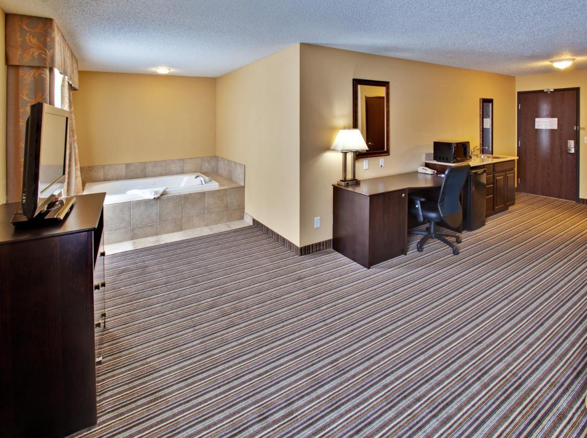 Holiday Inn Express Hotel & Suites Council Bluffs - Convention Center Area By Ihg Exterior photo