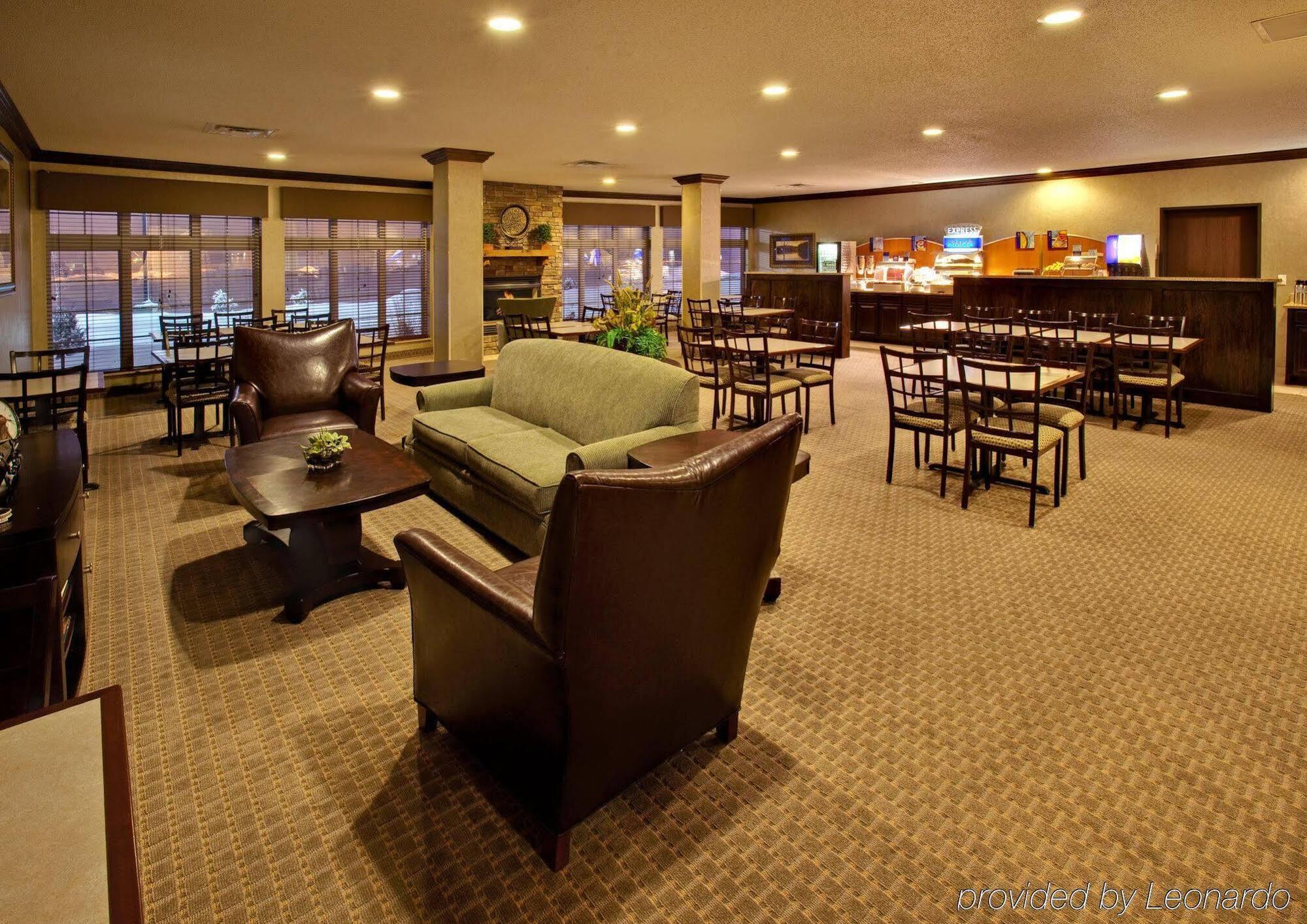 Holiday Inn Express Hotel & Suites Council Bluffs - Convention Center Area By Ihg Exterior photo